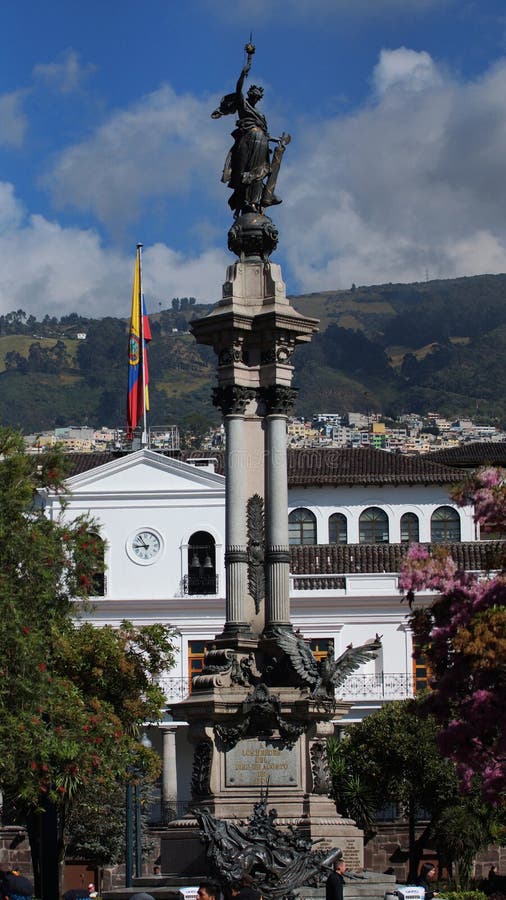 monumento la independencia palacio de carondelet Golden